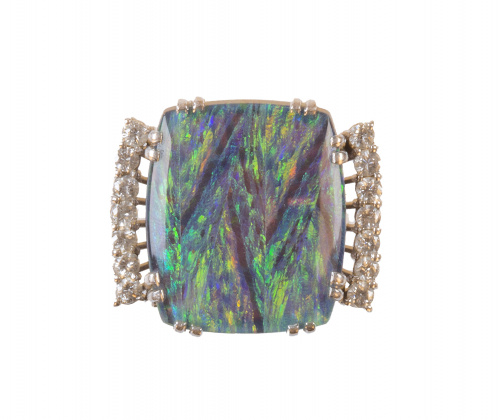 Sortija con gran ópalo entre dos bandas de brillantes