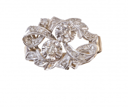 Sortija años 30 de diamantes en cintas entrelazadas con dos