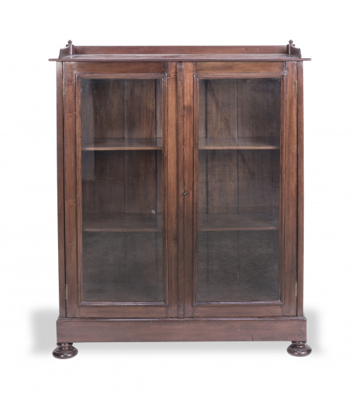 Vitrina en caoba con puertas acristaladas y baldas.Inglat