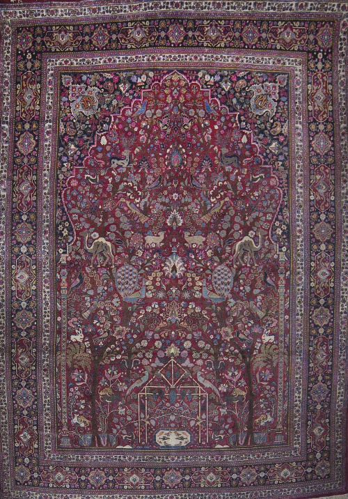 Alfombra en lana con motivos vegetales y pájaros en granate