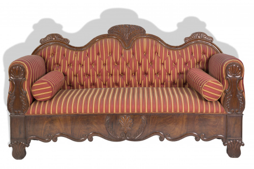 Sofa isabelino de madera de caoba tallada. Trabajo españo