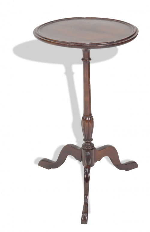 Velador estilo Jorge III con pies de trípode, pp. del S. XX.