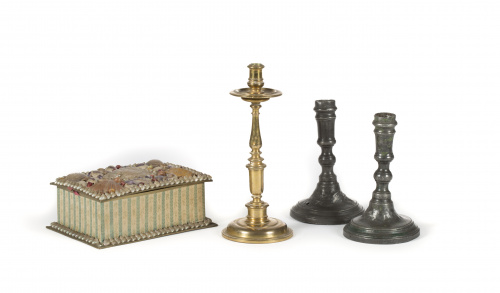 Candelero en bronce, dorado, fundido y torneado. Con nudo d