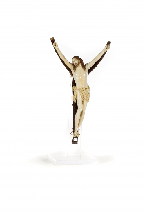 Cristo crucificado de marfil y ojos de pasta vítrea. Escue