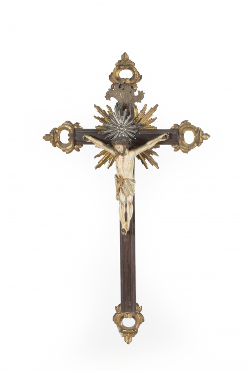 Cristo en marfil tallado dorado y policromadoEscuela Indop