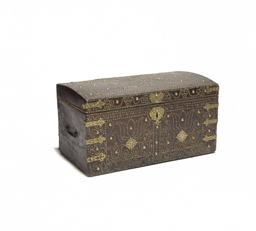 Baúl  de viaje en cuero claveteado.Trabajo español, pp. de