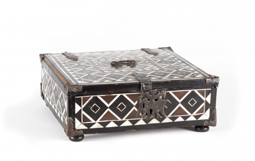 Arqueta en madera de cedro con decoración geométrica en hue