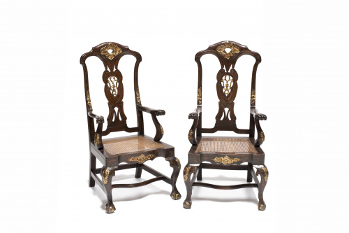 Pareja de butacas  Felipe V en madera de castaño.Trabajo e