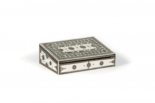 Escritorio de mesa con marquetería geométrica en metal y ma