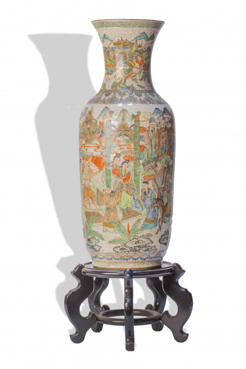 Jarrón de porcelana esmaltada con guerreros.China, S. XX 