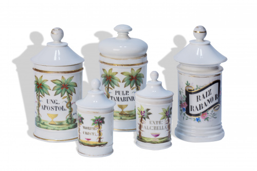 Conjunto de cinco botes de farmacia de porcelana esmaltada.