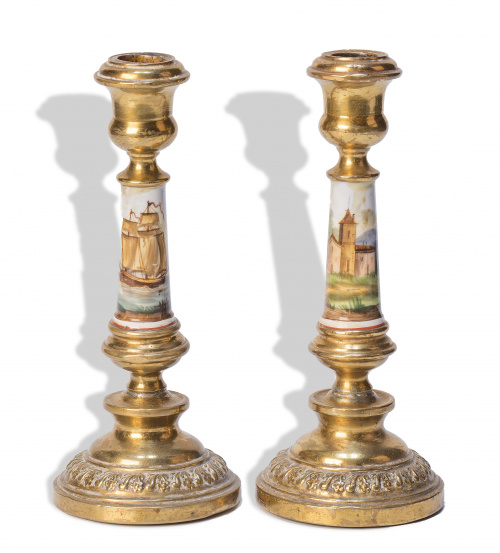 Pareja de candeleros en porcelana 