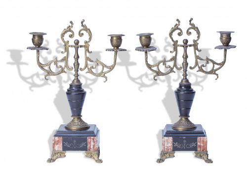 Pareja de candeleros en mármol y calamina, apoyan sobre pie