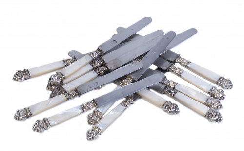 Conjunto de catorce cuchillos con el mango en nácar y plata