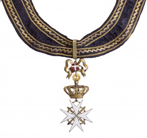 Comendador de la Orden de Malta con otomán negro e hilo dor
