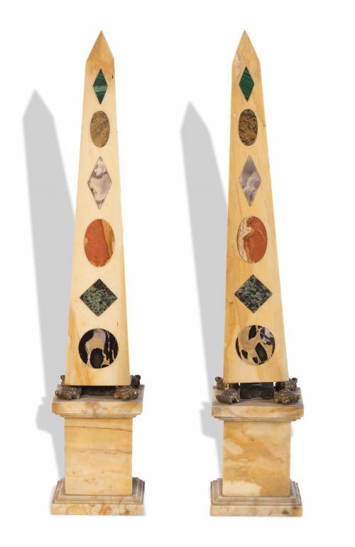 Pareja de obeliscos de mármol con marquetería de piedras duras,