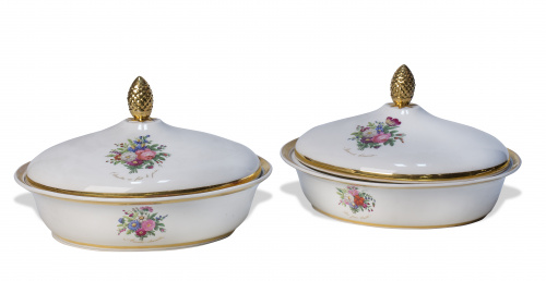 Dos legumbreras de porcelana esmaltada y dorada con decorac