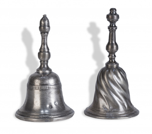 Dos campanas de plata en su color.López, Madrid, S. XX