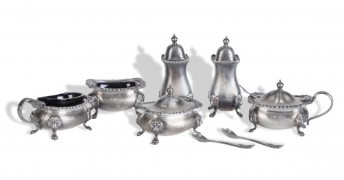 Conjunto de cuatro especieros, en plateado y dos saleros co