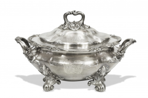 Sopera de estilo rococó con escudos grabados en metal plate