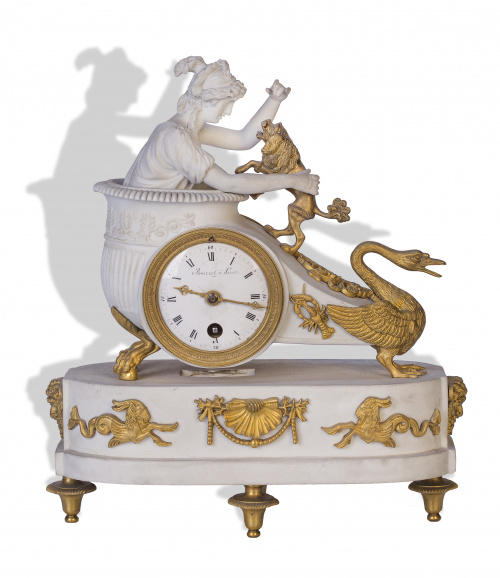 Reloj de sobremesa de biscuit y bronce, con Leda y el cisne