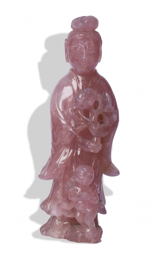 Mujer con flor en cuarzo rosa.China, S. XIX - S. XX