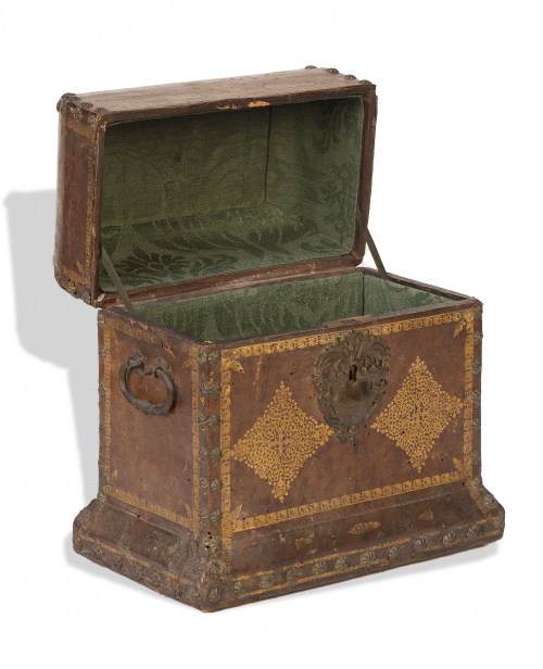 Cofre en piel gofrada.Trabajo francés, S. XIX