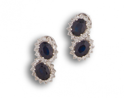 Pendientes con dobles zafiros de talla oval orlados de bril