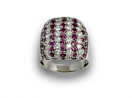 Sortija con pavé de brillantes y zafiros rosas dibujando ba