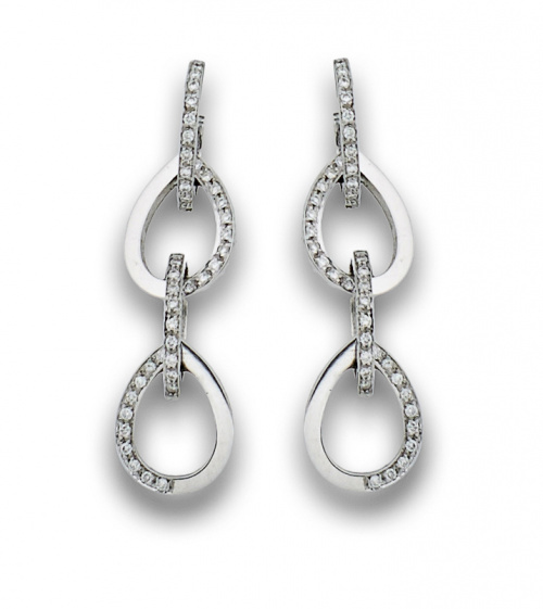 Pendientes de aros encadenados con brillantes. En oro blanc