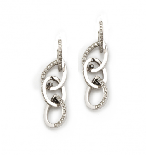 Pendientes de aros encadenados con brillantes. En oro blanc