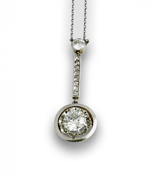 Colgante con brillante de 1,30 aprox que pende de línea de 