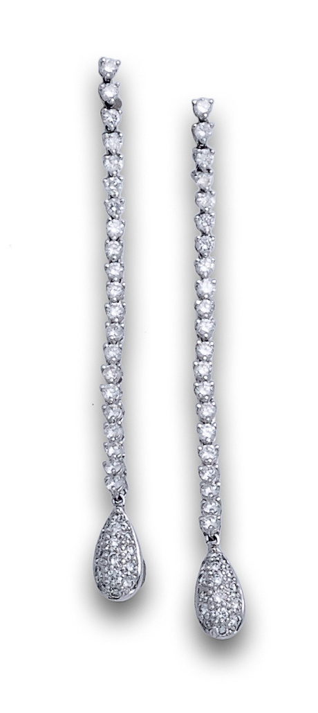 Pendientes largos de brillantes con línea rivíère rematada 