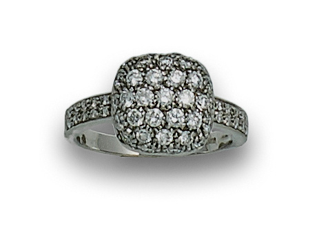 Anillo con pavé de brillantes con centro a modo de cojín ,e