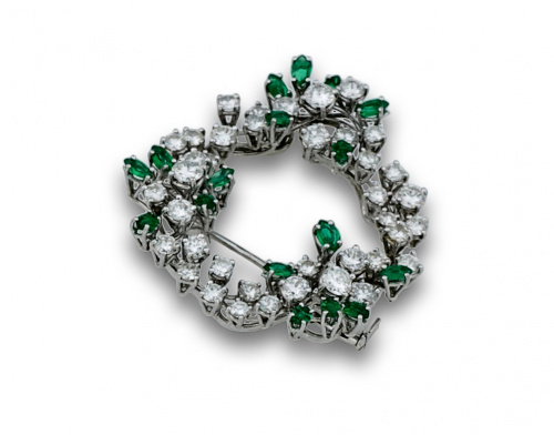 Broche guirnalda de brillantes y esmeraldas en oro blanco d