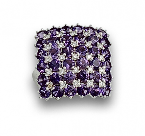 Sortija con frente cuadrado convexo de amatistas y brillant