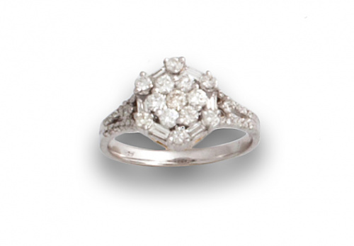 Sortija rosetón con brillantes, baguettes y pavé en la mont