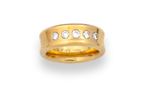 Sortija cintillo de brillantes en montura ancha de oro amar