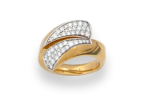 Sortija con pavé de brillantes que dibuja dos triángulos en