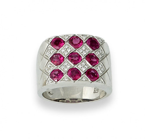 Sortija ancha con damero de rubíes y rombos de pavé de bril