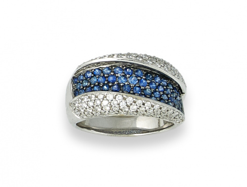 Sortija ancha con pavé oblicuo de zafiros ,entre bandas ele
