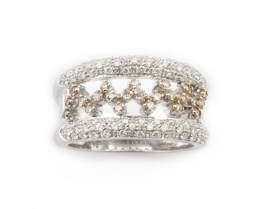 Sortija con dos bandas de pavé de brillantes y entre ellas 