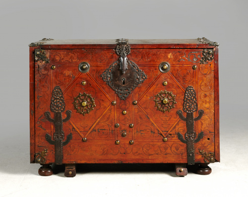 Bargueño o papelera de madera de nogal, decorado con tarace