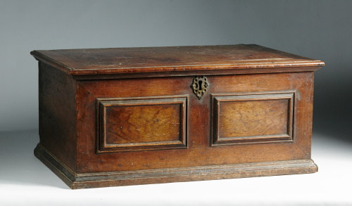 Arquilla con cuarterones en nogal.Trabajo español, S.XVII.