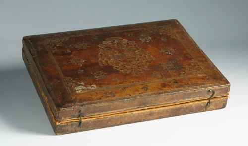 Caja de cuero gofrado y dorado con escudo cardenalicio, S. 