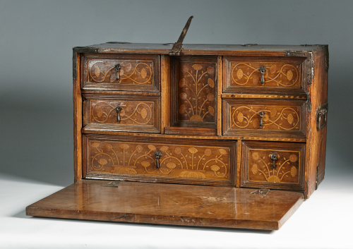 Bargueño de madera de nogal y boj con taracea de flores.Tr