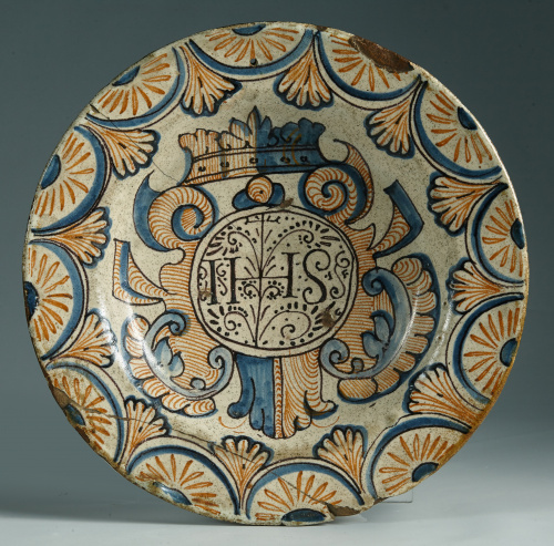 Plato de cerámica de Talavera de la serie tricolorS. XVII.