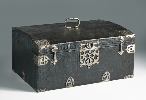 Arquilla  de cuero grabado con cerrajes de hierroTrabajo e