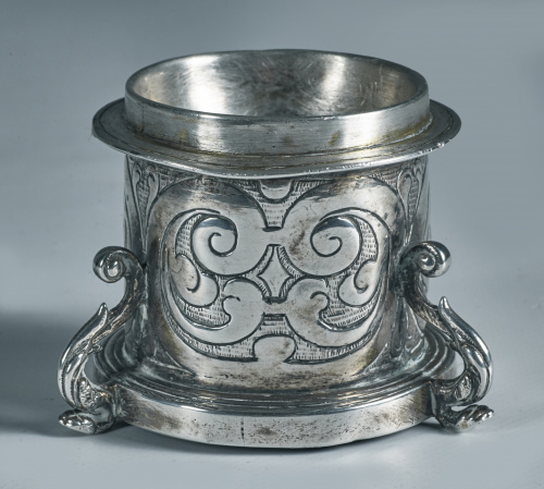 Salero de plata con decoración grabada de tornapuntas en “c