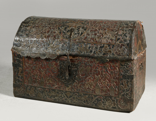 Arcón de viaje con alma de madera en cuero gofrado, policro